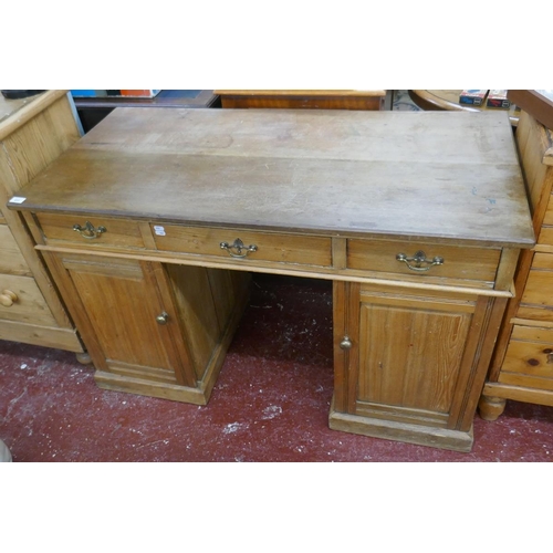 433 - Pedestal desk - Approx size: W: 122cm D: 60cm H: 75cm