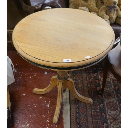 523 - Oak pedestal occasional table