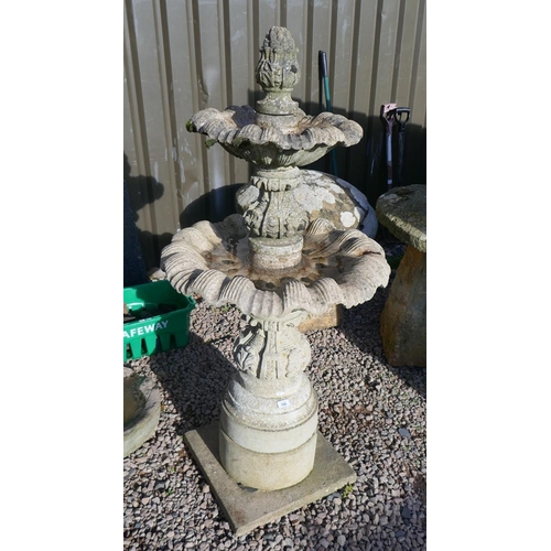 556 - Large and impressive stone water fountain - Approx height: 140cm