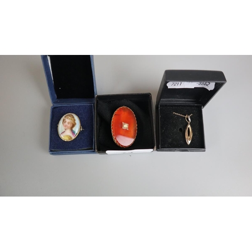 74 - Collection of jewellery to include gold and hand painted portrait brooch