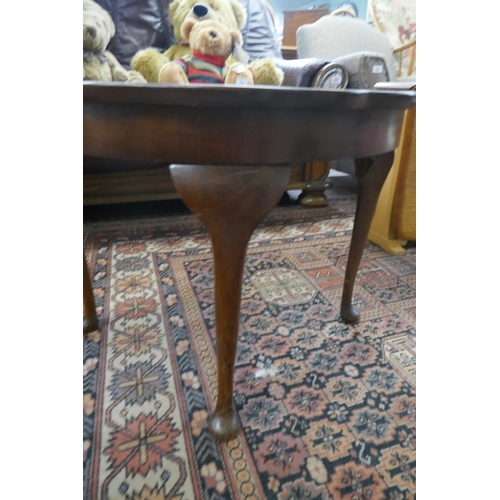 525 - Mahogany pie crust coffee table on cabriole legs