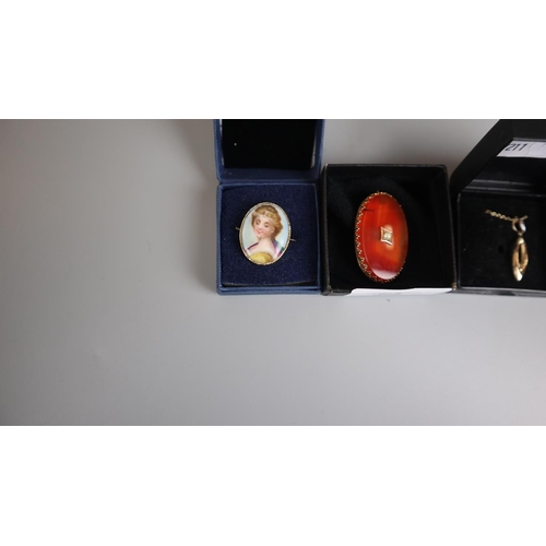 74 - Collection of jewellery to include gold and hand painted portrait brooch