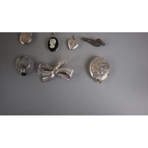 75 - Collection of silver jewellery