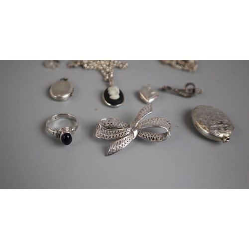 75 - Collection of silver jewellery