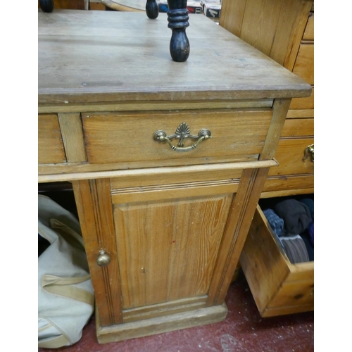 433 - Pedestal desk - Approx size: W: 122cm D: 60cm H: 75cm