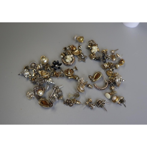 106 - Collection of earrings to include silver