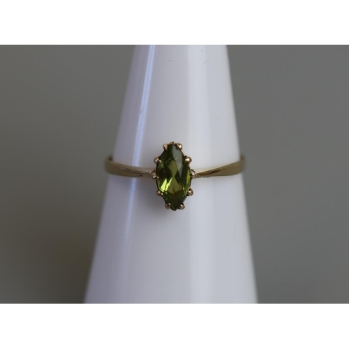 147 - Gold peridot set ring - Size M