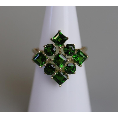 207 - Gold green garnet set ring - Size L½