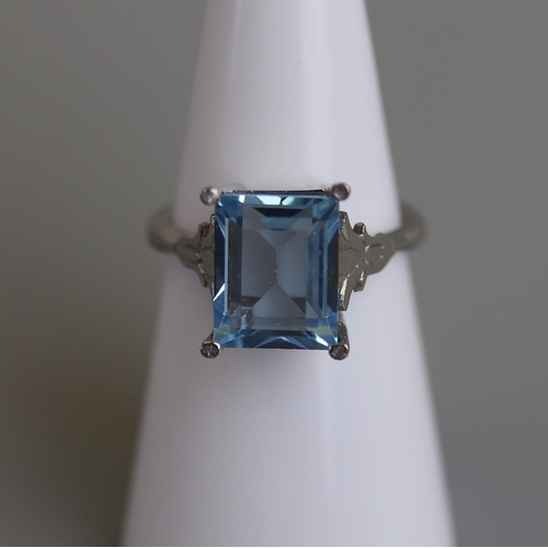 247 - 18ct white gold aquamarine stone set ring - Size L