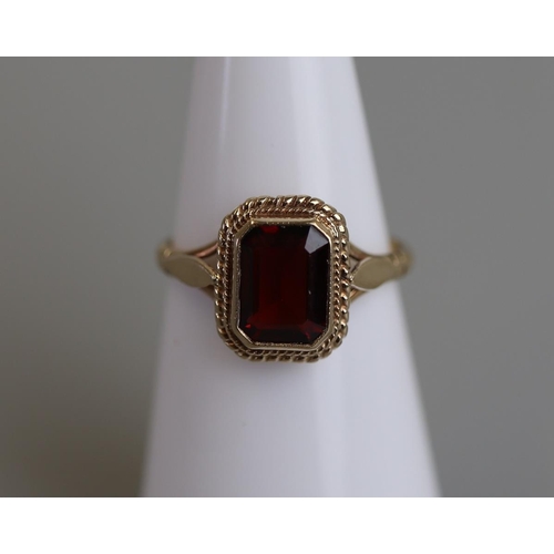 259 - Gold garnet set ring - Size J