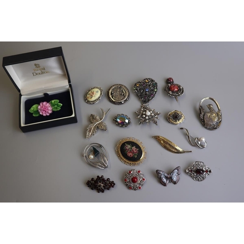 308 - Collection of brooches