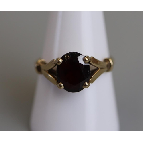 85 - Gold garnet set ring