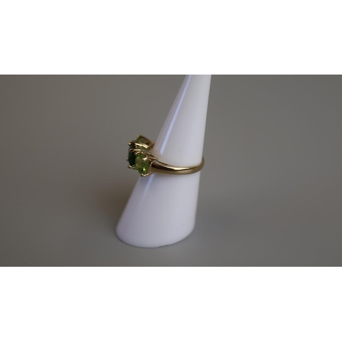 151 - Gold peridot & green garnet set ring - Size L