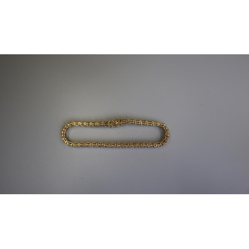 186 - Fine 18ct gold diamond tennis bracelet