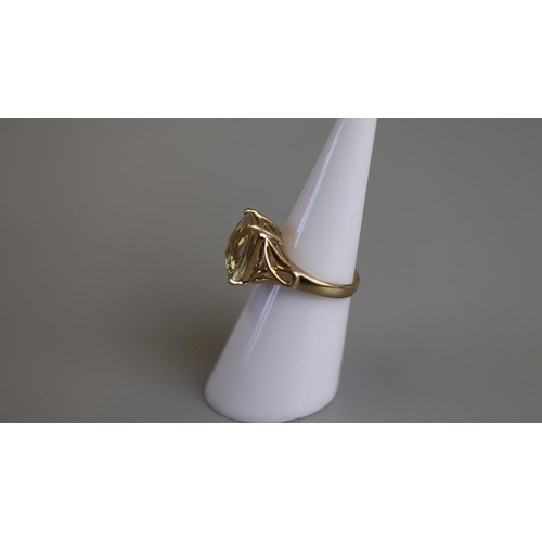 198 - Gold stone set ring - Size K