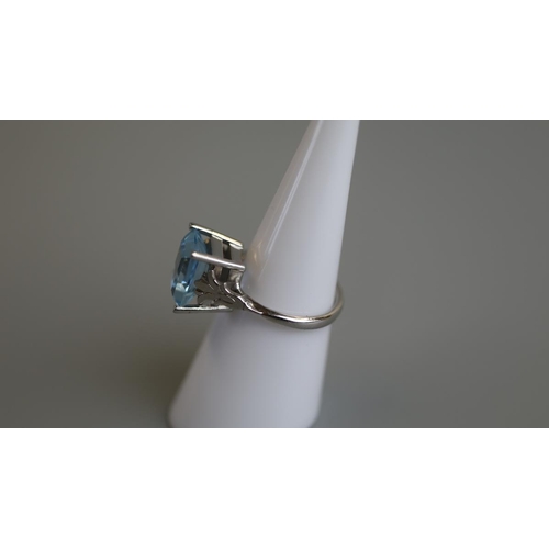 247 - 18ct white gold aquamarine stone set ring - Size L