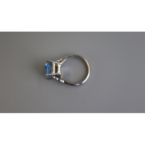 247 - 18ct white gold aquamarine stone set ring - Size L