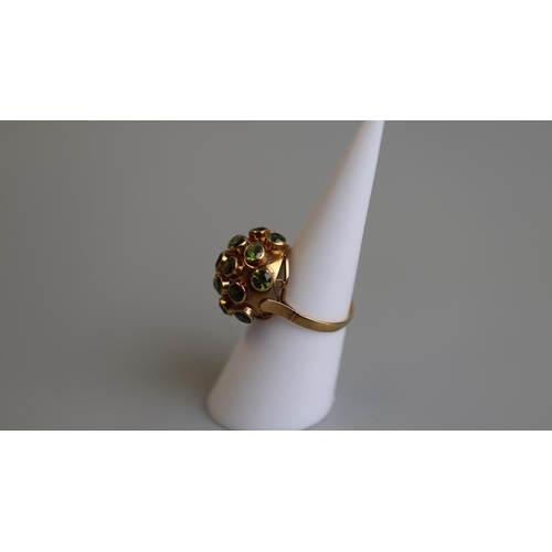 292 - 18ct gold peridot set ring - Size L