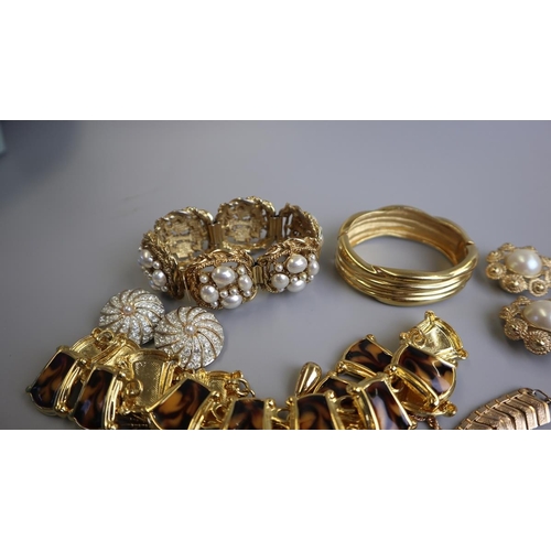 298 - Collection of gold tone & pearl jewellery