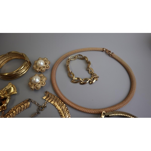 298 - Collection of gold tone & pearl jewellery