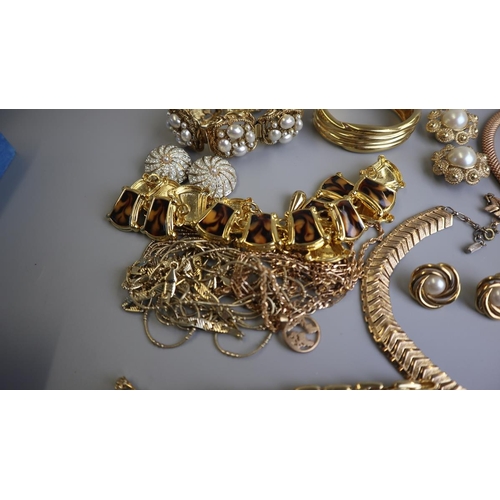 298 - Collection of gold tone & pearl jewellery