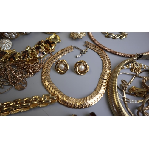 298 - Collection of gold tone & pearl jewellery