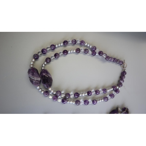 304 - 3 necklaces with amethyst, pearl and carnelian stones