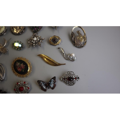 308 - Collection of brooches