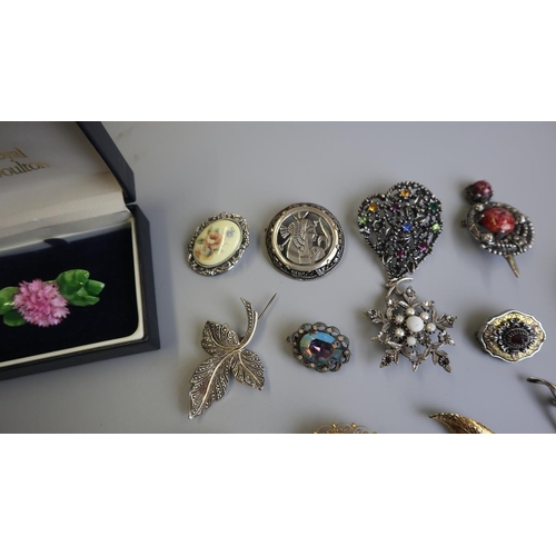 308 - Collection of brooches