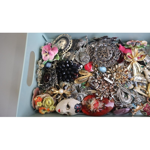 311 - Large collection of brooches to include silver