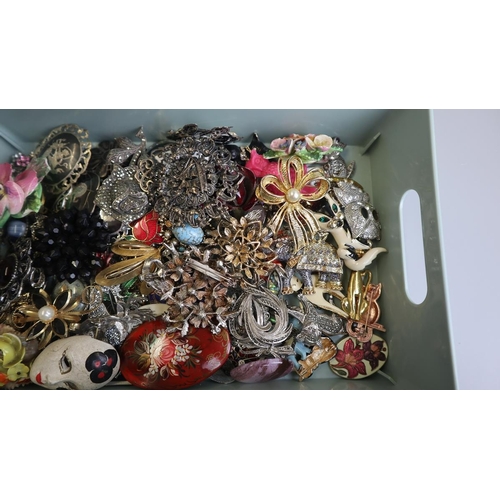 311 - Large collection of brooches to include silver