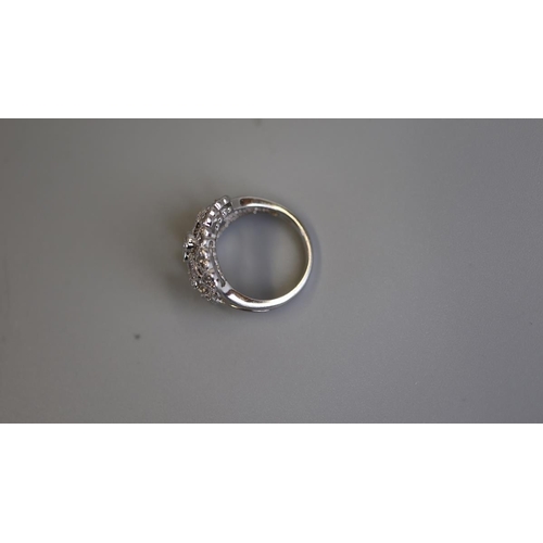 72 - Fine platinum & diamond set ring - Size M