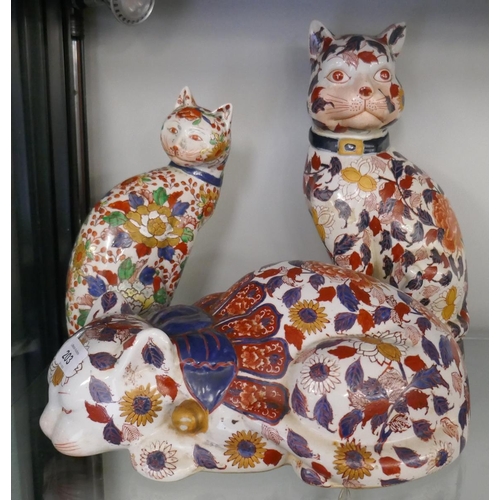 203 - 3 large Imari cats - Approx height of tallest: 34cm