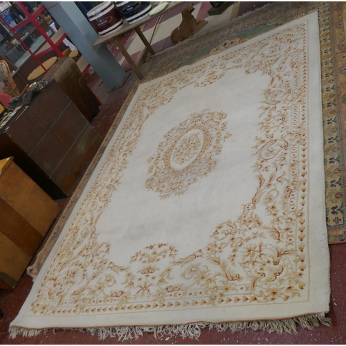460 - Large white patterned rug - Approx size: 232cm x 325cm