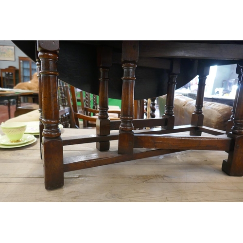 274 - Oak drop leaf coffee table