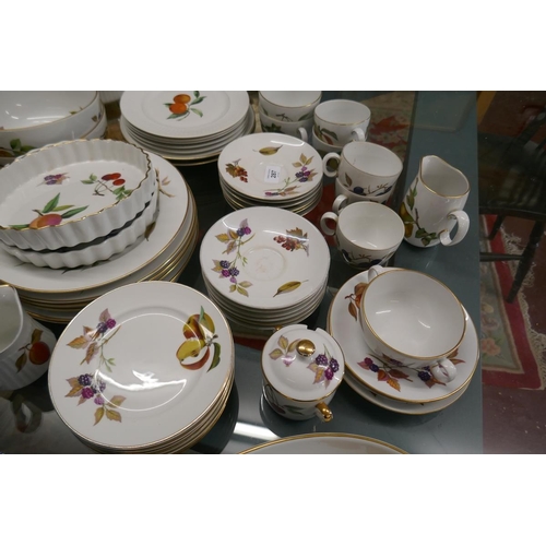 287 - Large collection of Royal Worcester Evesham pattern (some in original boxes)