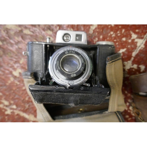 329 - Collection of vintage cameras