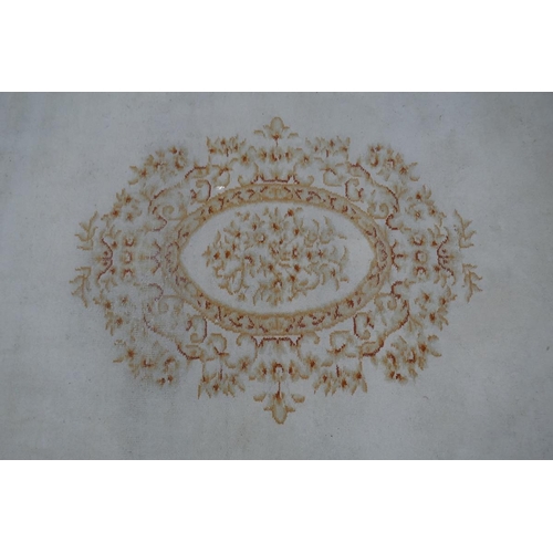 460 - Large white patterned rug - Approx size: 232cm x 325cm