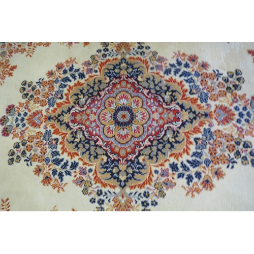 461 - Large patterned rug - Approx size: 250cm x 330cm
