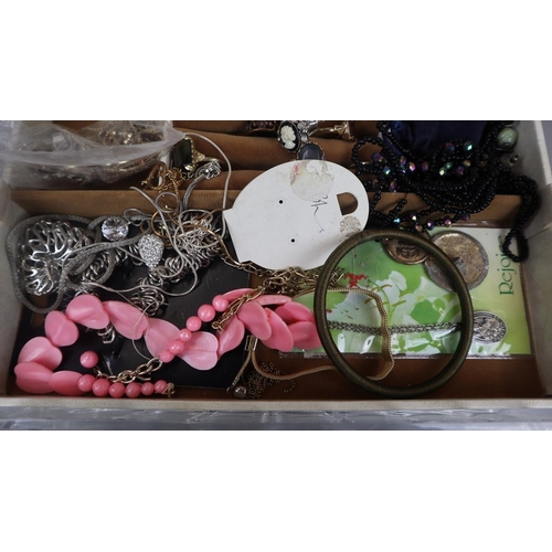 82 - Jewellery box and contents