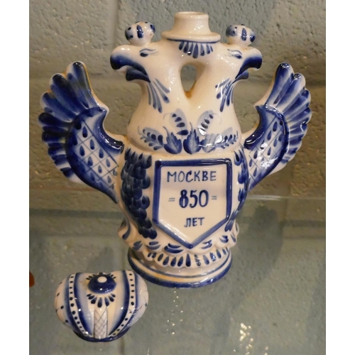 173 - Blue and white Russian vase - Approx height: 26cm