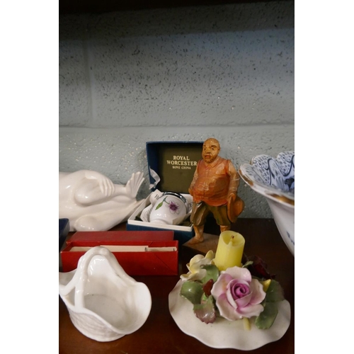231 - Collectables to include pair of Jaffe Rose frogs and Spode figurines etc