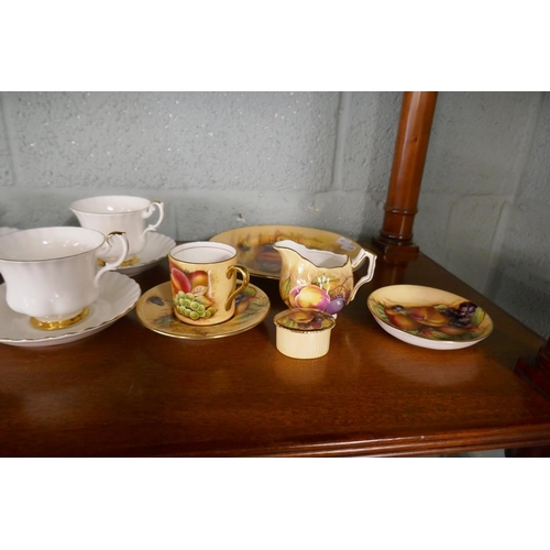 238 - Royal Albert tea set Val D'Or together with small collection of Aynsley Orchard Gold