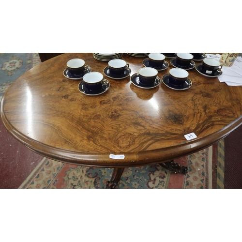 371 - Fine Victorian walnut loue table