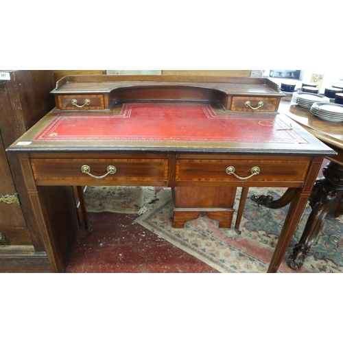 389 - Leather top desk - Approx size: W: 92cm D: 50cm H: 85cm