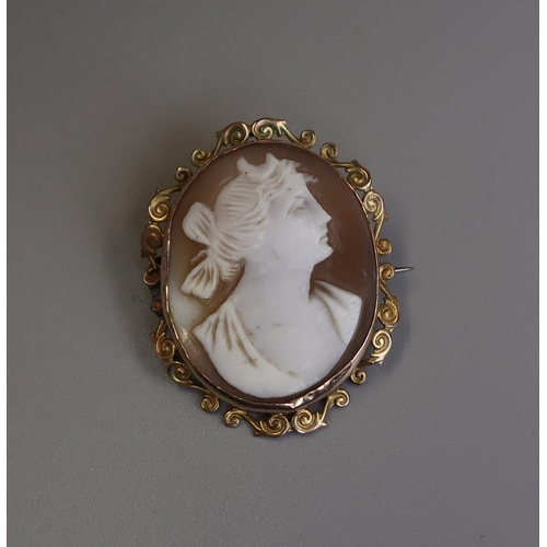 16 - Victorian gold cameo brooch