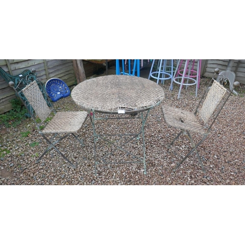 528 - Folding garden bistro table and 2 chairs