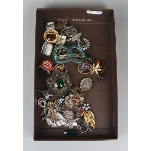 84 - Collection of costume jewellery to include vintage buckles and brooches