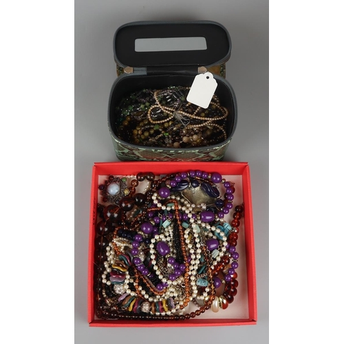 86 - Collection of costume jewellery