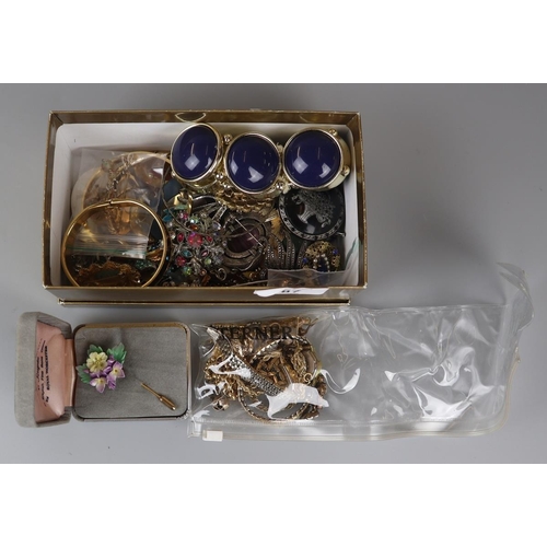 87 - Collection of costume jewellery to include watches, brooches etc